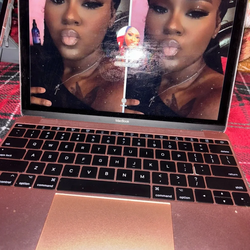 Apple MacBook - Elegant Pink Finish